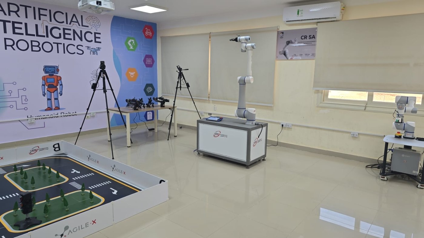 Класс ИИ и робототехники с манипуляторами DOBOT, New Cairo Technological University